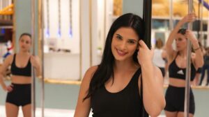 Η Χριστίνα Μπόμπα με καυτό κοντό σορτσάκι απολαμβάνει το pole dancing