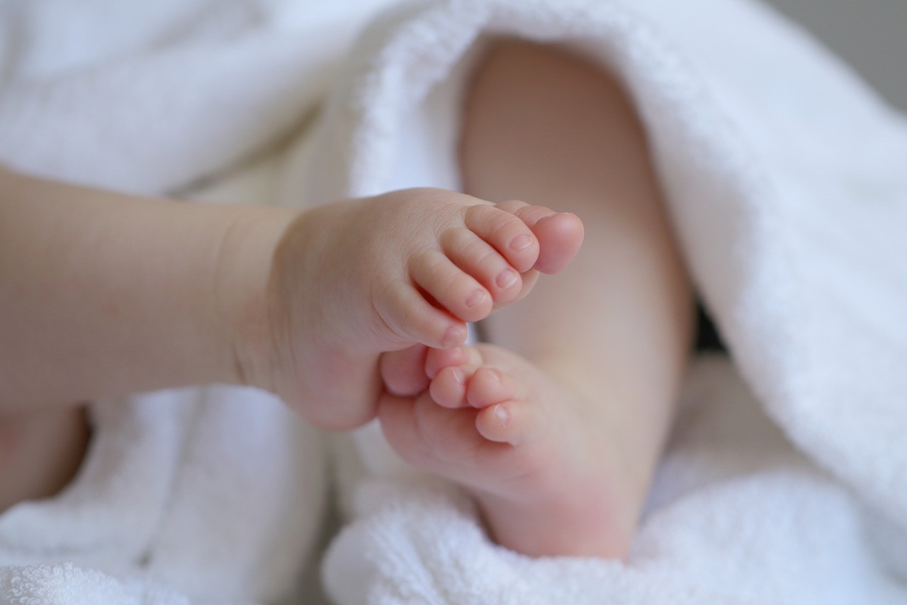 Επίδομα γέννησης: Ποιες μητέρες το δικαιούνται – Τα νέα ποσά μετά τις αυξήσεις