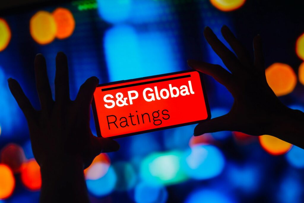 S&P Global: Πώς η Ελλάδα αποτελεί την εξαίρεση στον κανόνα της αύξησης του χρέους προς το ΑΕΠ