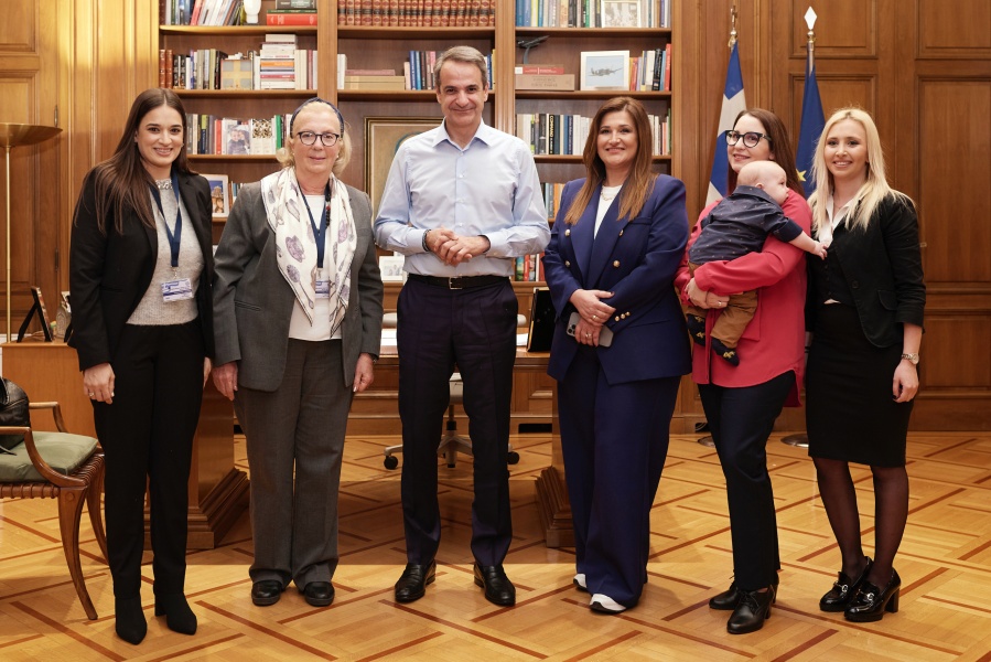 Συζήτηση Μητσοτάκη στο Μαξίμου με 5 γυναίκες - Μια νέα αγρότισσα από τη Χίο, στελέχη εταιρειών, μια συνταξιούχο γιαγιά