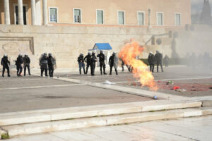 Επεισόδια στο πανεκπαιδευτικό συλλαλητήριο στο κέντρο της Αθήνας -Μολότοφ στη Βουλή, τραυματίες και 9 προσαγωγές