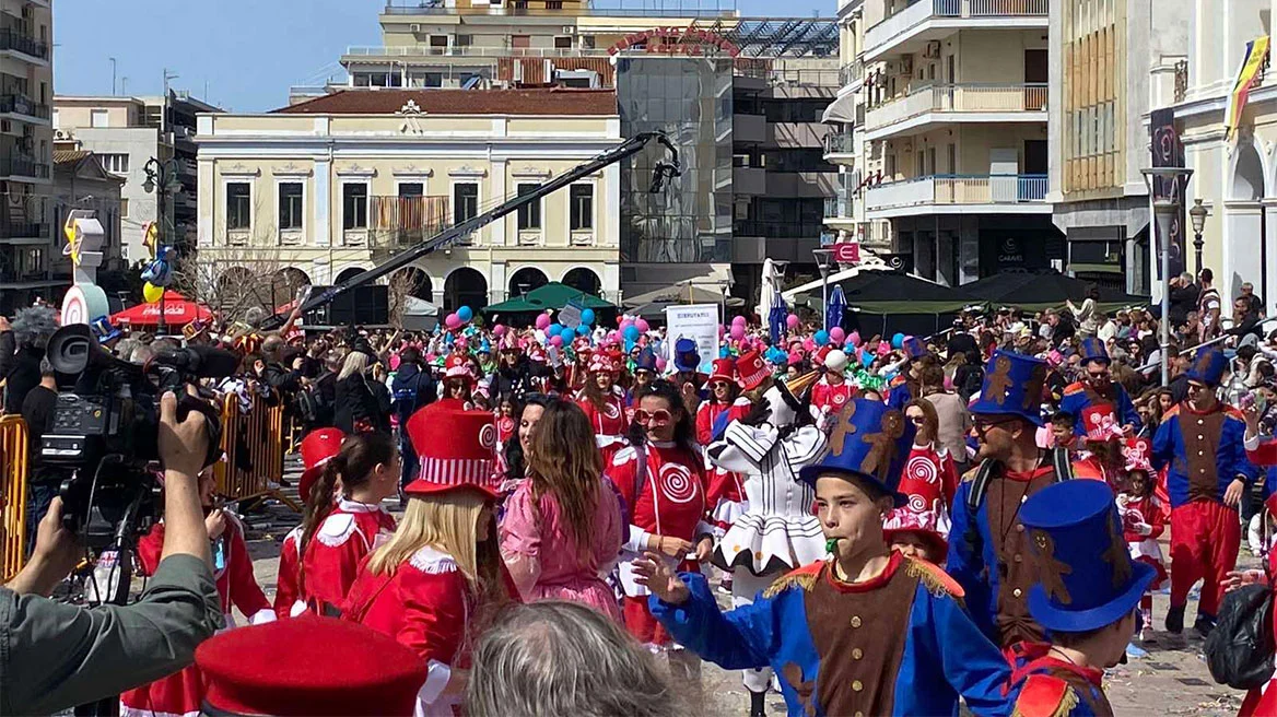 Πάτρα: Περίπου 20.000 μικροί καρναβαλιστές παρέλασαν σήμερα με τις πολύχρωμες στολές τους