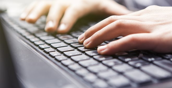 Χειροπέδες σε 36χρονο γιατί είχε πάνω από 600 αρχεία παιδικής πορνογραφίας