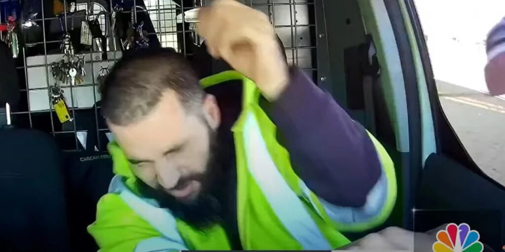 Σοκαριστικό βίντεο: Αστυνομικός στις ΗΠΑ εκτός υπηρεσίας γρονθοκόπησε άνδρα επειδή του κόρναρε
