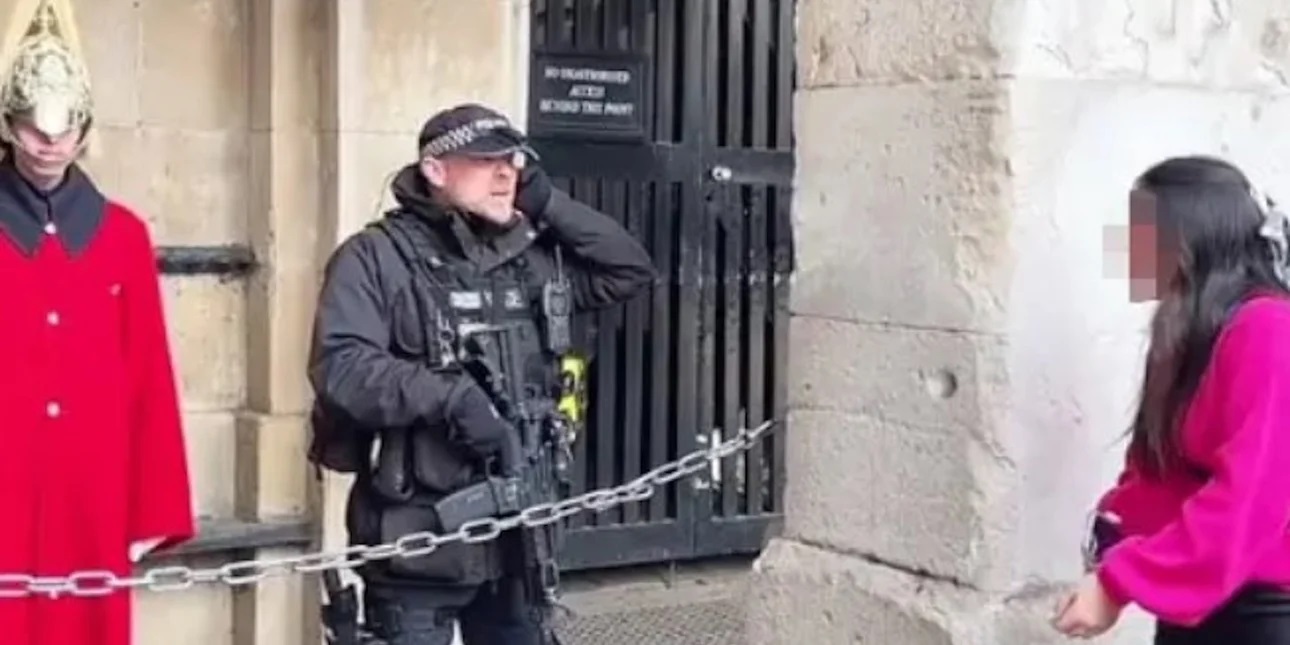 Viral αστυνομικός που έβαλε στη θέση τους τουρίστες που παρενοχλούσαν μέλος της βασιλικής φρουράς