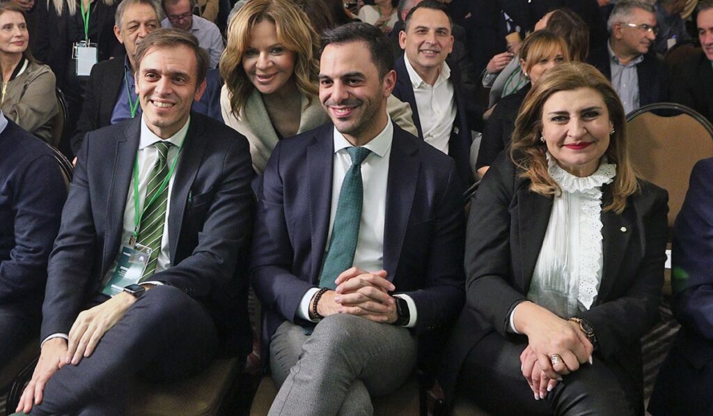 Εμφανίστηκε, «ακάλεστος», και χειροκροτήθηκε ο Μανώλης Χριστοδουλάκης