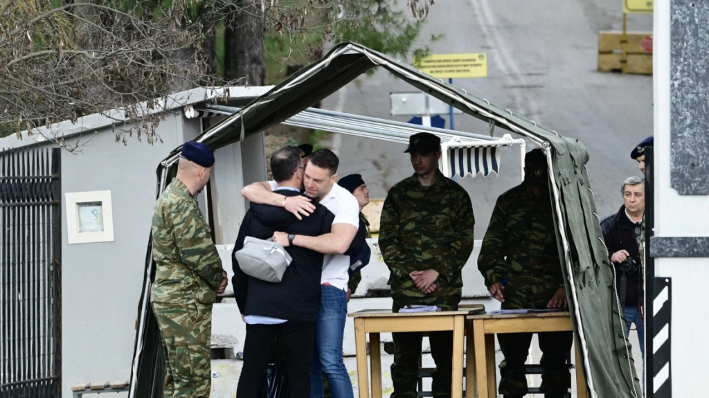 Στέφανος Κασσελάκης: Σε θάλαμο 15 ατόμων και με ειδικό γραφείο στο στρατόπεδο της Θήβας ο πρόεδρος του ΣΥΡΙΖΑ