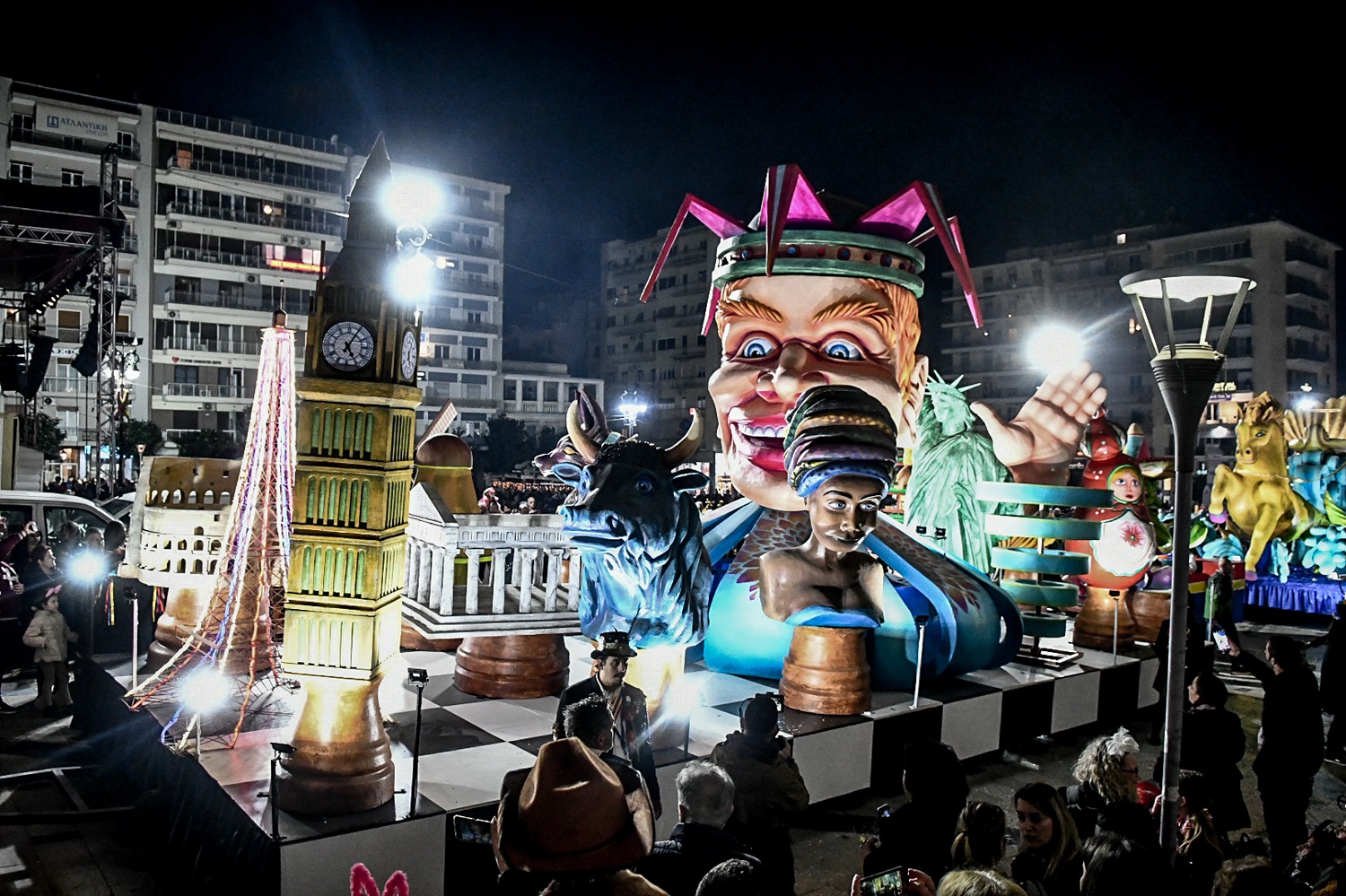 Δείτε Live εικόνα από την νυχτερινή παρέλαση του Σαββάτου στο Πατρινό Καρναβάλι