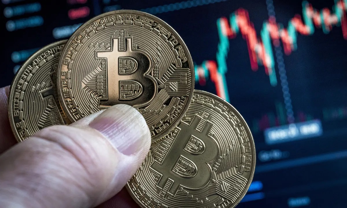 Bitcoin: Ο βασιλιάς των cryptos αποτινάζει τις απώλειες $200 δισ. – Ανακάμπτει πάνω από τα $67.000
