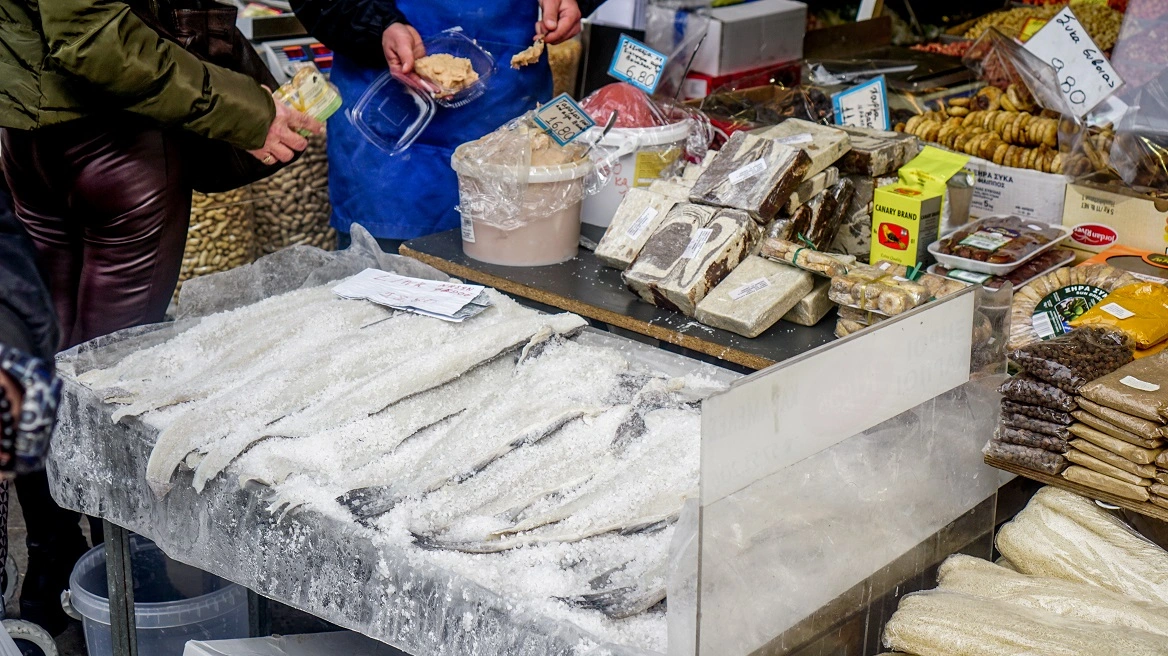 «Αλμυρός» και στην τιμή ο μπακαλιάρος, το ψάρι των φτωχών - Θα φτάσει έως 25 ευρώ το κιλό σε ταβέρνες, λένε οι ιχθυέμποροι