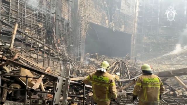 Μόσχα: Στιγμές αγωνίας για τις οικογένειες των θυμάτων - Έχουν ταυτοποιηθεί μόνο 29 από τους νεκρούς