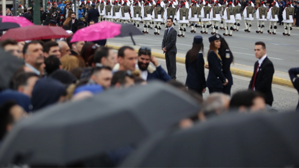 Καιρός: Στους 22 βαθμούς η θερμοκρασία σήμερα - Πού θα γίνουν αύριο οι παρελάσεις με βροχή