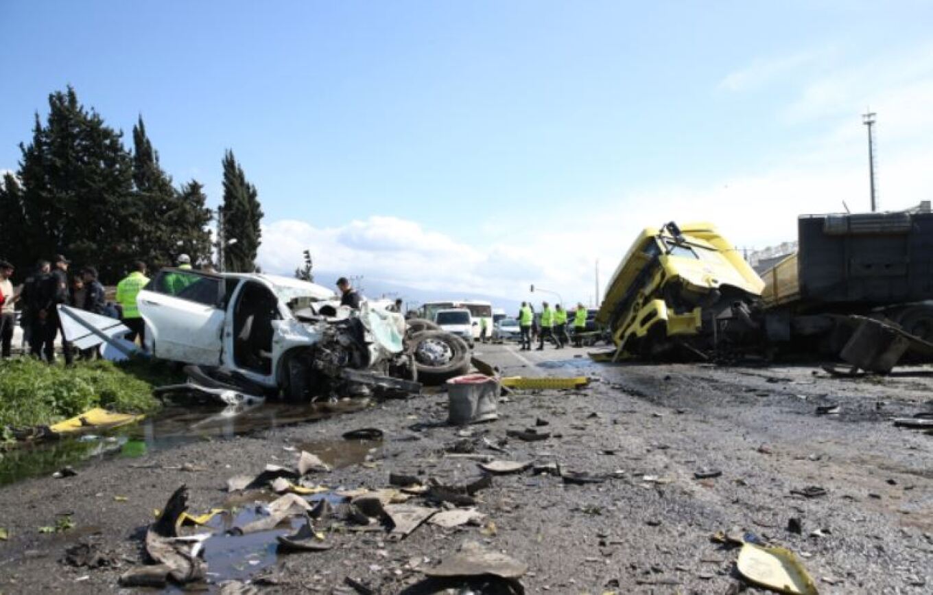 Τουρκία: Βίντεο με φορτηγό που έπεσε πάνω στο αυτοκίνητο οικογένειας - Έξι νεκροί