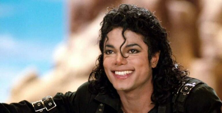 Σε δημοπρασία ένα από τα «Thriller» σακάκια του Μάικλ Τζάκσον