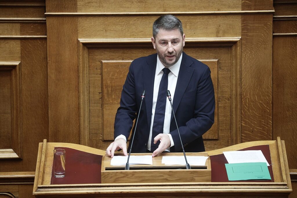 Ανδρουλάκης στη Βουλή: Η πίεση του ΠΑΣΟΚ έφερε τις εξαγγελίες Μητσοτάκη για τις τράπεζες