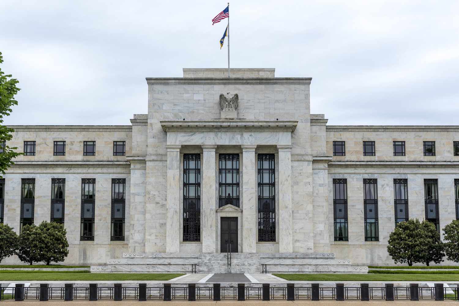 Η Fed θα προχωρήσει σε μείωση των επιτοκίων τον Ιούνιο παρά τις πληθωριστικές πιέσεις