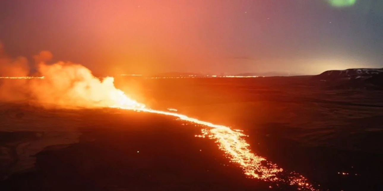 Εντυπωσιακό βίντεο: Το ηφαίστειο της Ισλανδίας βράζει, με φόντο το Βόρειο Σέλας