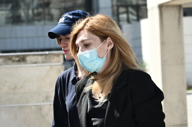 Η εφημερίδα κάνει λόγο για εθνική κατακραυγή, καθώς αναφέρεται στους προπηλακισμούς διαδηλωτών έξω από το σπίτι της Ρούλας Πισπιρίγκου