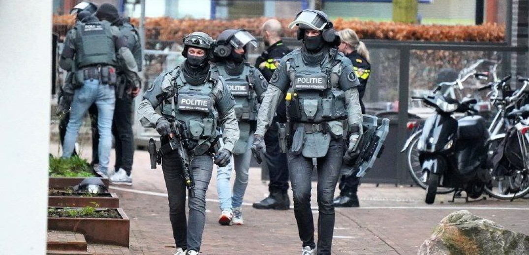 Τρεις όμηροι αφέθηκαν ελεύθεροι από το καφέ όπου κρατούνταν, στην πόλη Έντε της Ολλανδίας