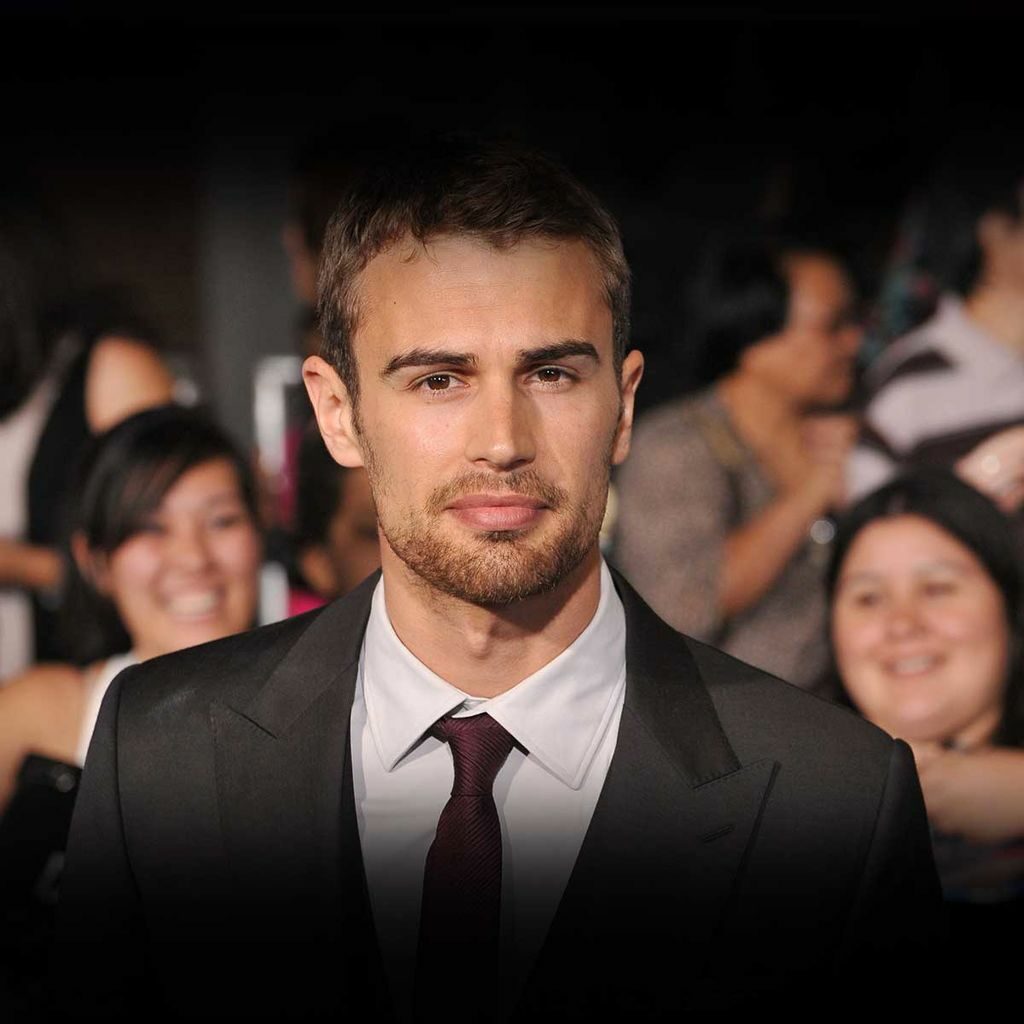 Theo James: Ο πρωταγωνιστής του Netflix είναι μίσος Έλληνας