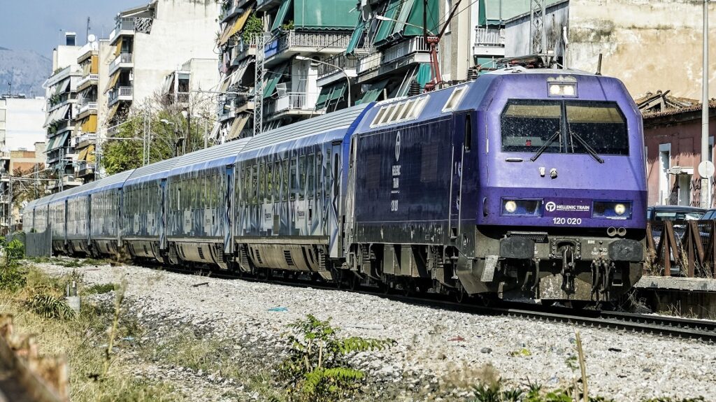Άγιος Στέφανος: Συρμός της Hellenic Train προσέκρουσε σε πεσμένο δέντρο