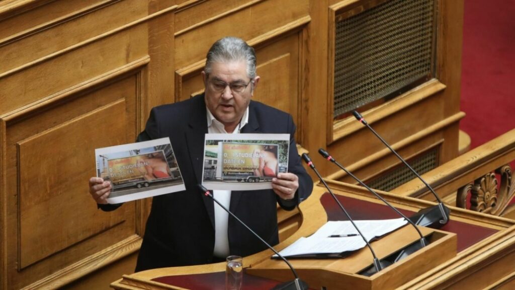 Αμετανόητος ο Δ.Κουτσούμπας: Επιμένει για τους «sugar daddies» με… φωτογραφίες στη Βουλή