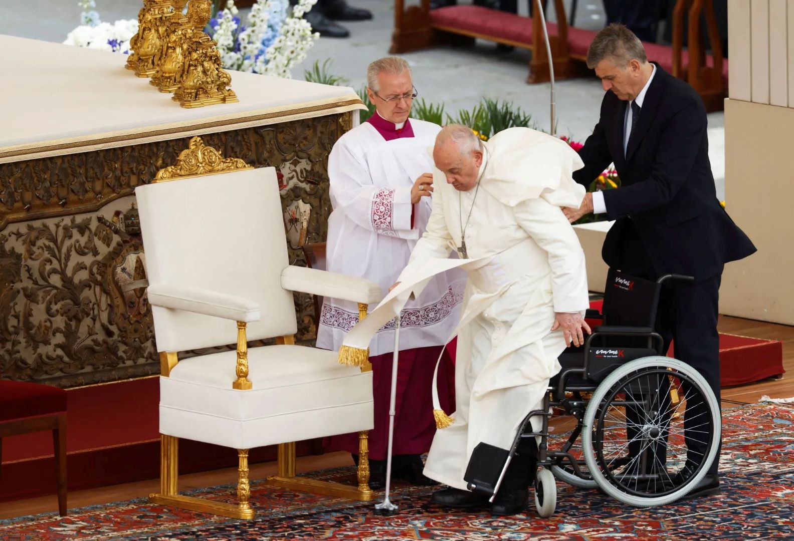 Βατικανό: Με αναπηρικό αμαξίδιο έφτασε ο πάπας Φραγκίσκος στην πασχαλινή αγρυπνία