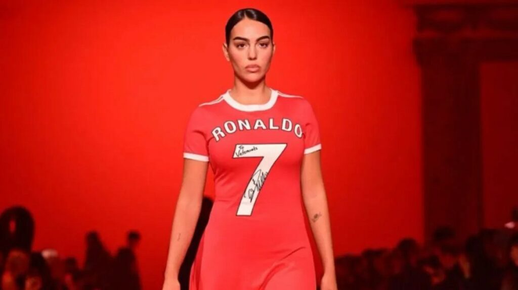 Τζορτζίνα Ροντρίγκεζ: Εμφανίστηκε με φόρεμα-φανέλα του Ρονάλντο στην εβδομάδα μόδας στο Παρίσι - Βίντεο, φωτογραφίες