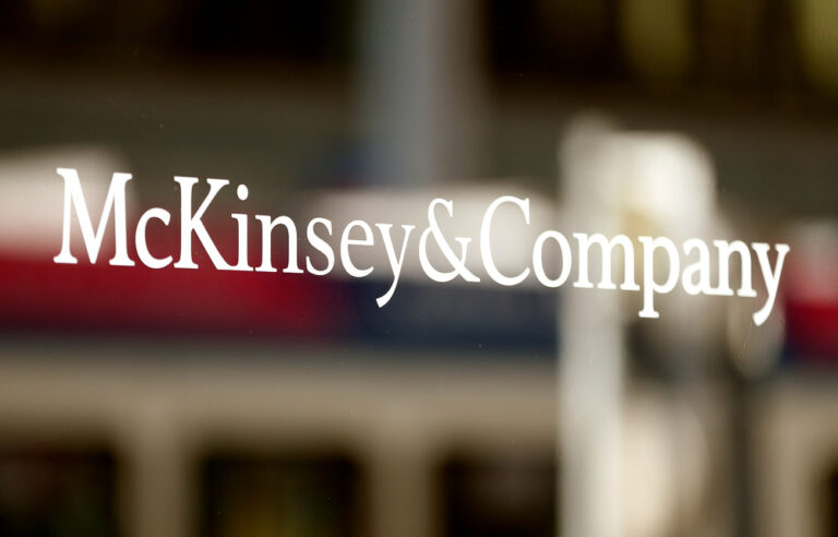 McKinsey: Μισθούς 9 μηνών και μέντορινγκ για να αποχωρήσουν προσφέρει σε υπαλλήλους της