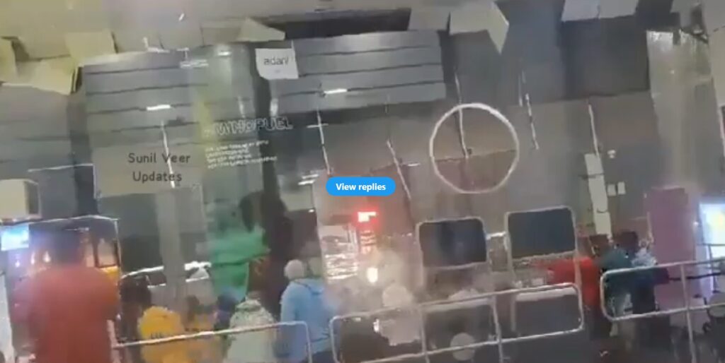 Απίστευτο βίντεο: Η στιγμή που καταρρέει οροφή αεροδρομίου από την ισχυρή βροχή, στην Ινδία