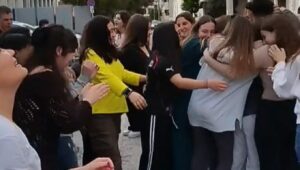 Καμίνια: Eκαναν έκπληξη σε συμμαθητή τους για τα γενέθλιά του τραγουδώντας Νατάσα Θεοδωρίδου - Δείτε βίντεο