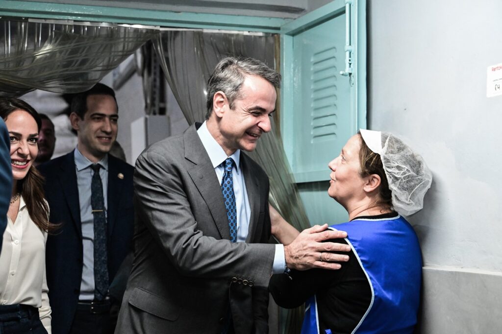 Διαβάστε ακόμη: Μαρέβα Γκραμπόφσκι: Κατέθεσε μήνυση και αγωγή κατά της Έλενας Ακρίτα – Νέα ανάρτηση της βουλευτoύ του ΣΥΡΙΖΑ Νέα «παράθυρα» για όσους έχασαν ρυθμίσεις οφειλών προς την εφορία Νίκος Καρβέλας: Ένταση στη συνέντευξή με τη Νίκη Λυμπεράκη – Οι on air εκρηκτικές ατάκες Μοντέλο του Playboy δίχασε για τα ρούχα που φόρεσε σε πάρκο της Disney