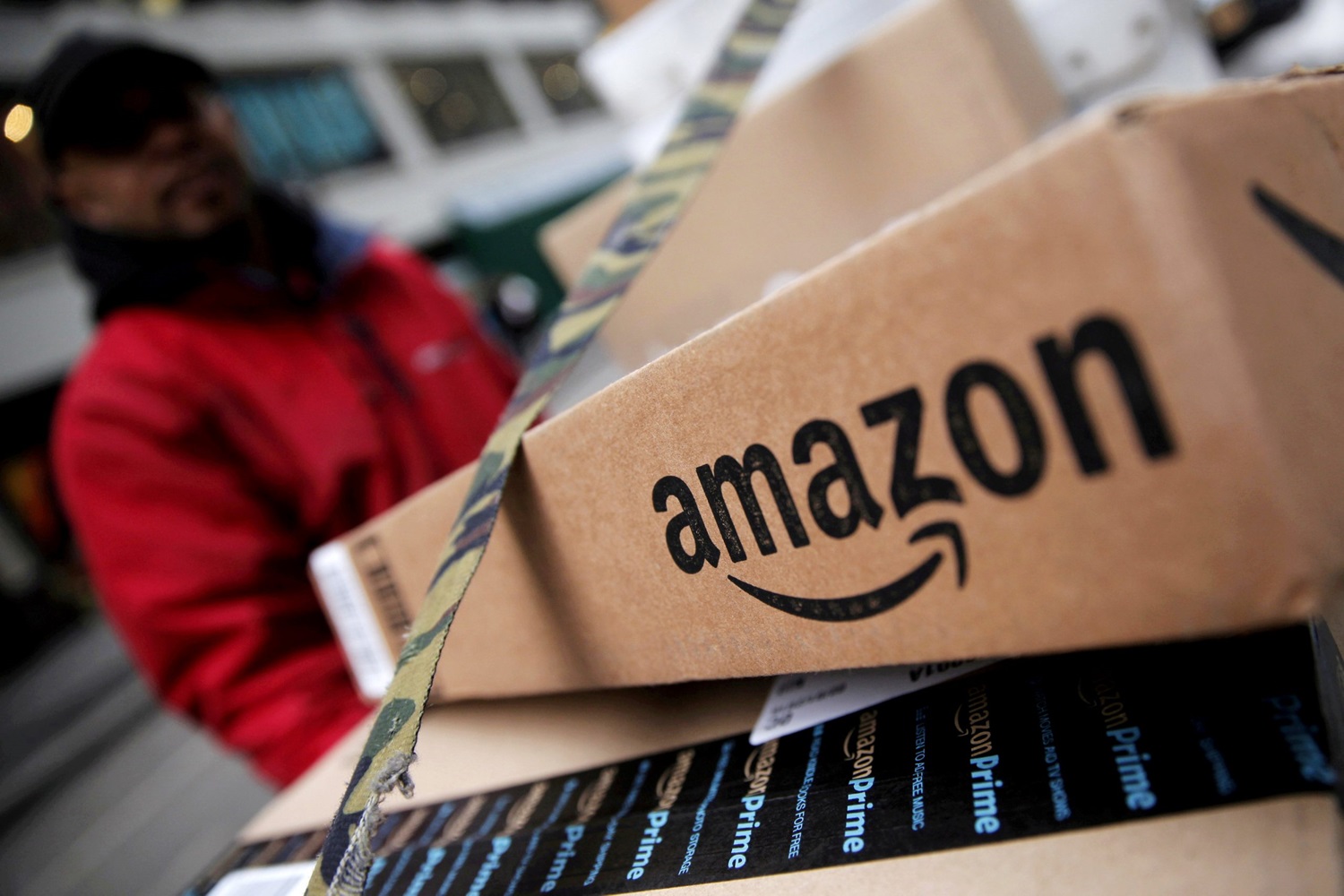 Amazon: Πώς προσπαθεί να… ξεφορτωθεί τα καφέ κουτιά συσκευασίας