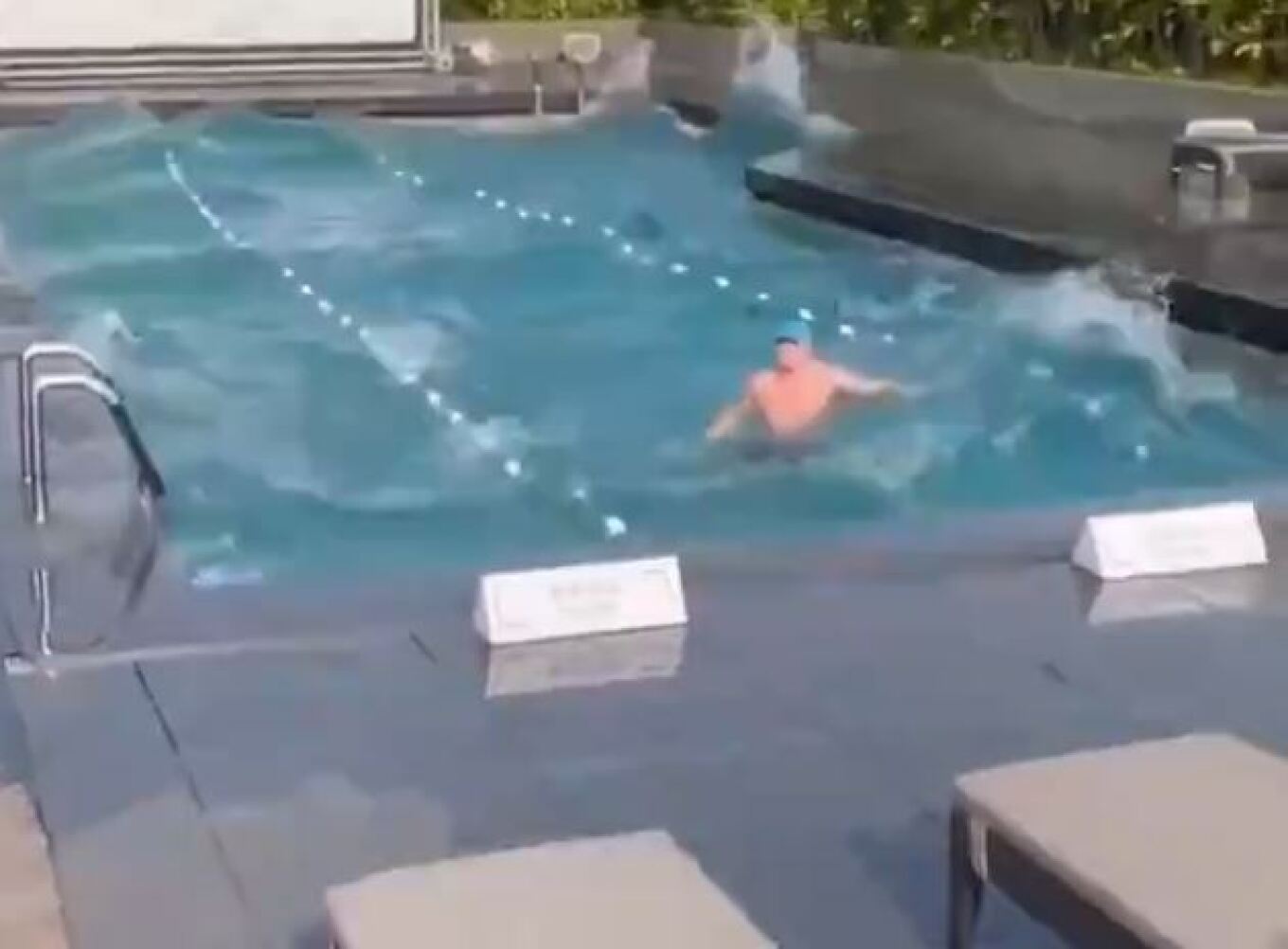 Viral ένας άνδρας στην Ταιβάν: Κολυμπούσε ατάραχος σε πισίνα όταν χτύπησε ο σεισμός