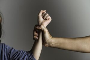 Ενδοοικογενειακή βία: Τα 3+1 μέτρα για την αντιμετώπισή της – Αναλυτικά το σχέδιο