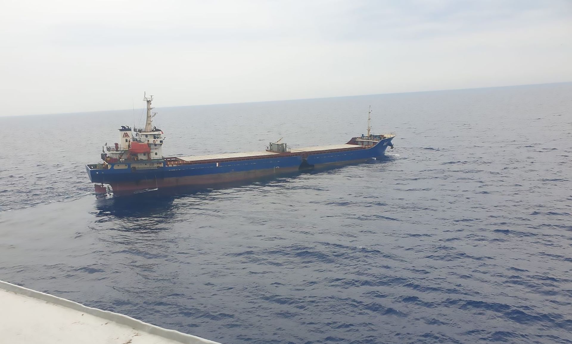 Ψέριμος: Αποκολλήθηκε φορτηγό πλοίο με τη βοήθεια ρυμουλκού