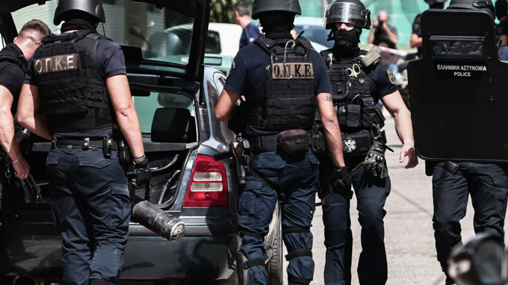Γλυφάδα: Αυτοκτόνησε άνδρας - Χτυπούσε τη γυναίκα του και αυτοπυροβολήθηκε μόλις έγινε αντιληπτός από την ΕΛΑΣ