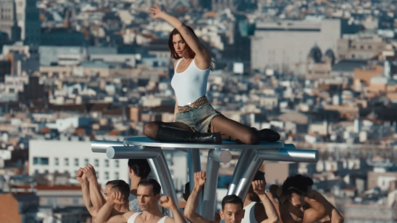 Ντούα Λίπα: Κυκλοφόρησε το νέο της βιντεοκλίπ για το «Illusion» - Χορεύει ανάμεσα σε δεκάδες άντρες
