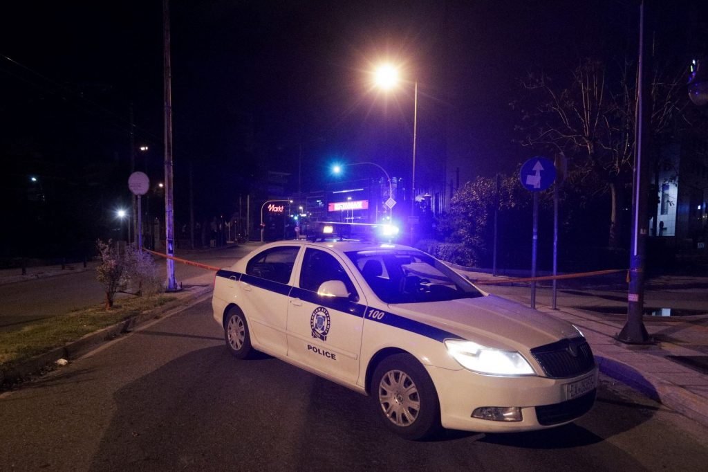 Σε εξέλιξη είναι έρευνα της ΕΛΑΣ για τον εντοπισμό και τη σύλληψη του δράστη της επίθεσης.