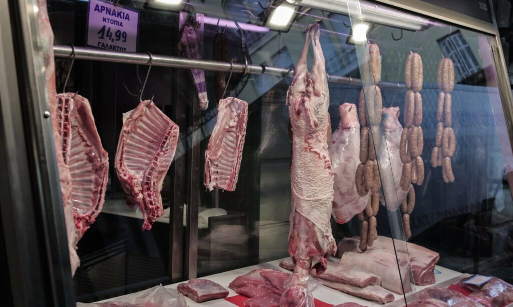 Πάσχα: Η… μάχη της ψησταριάς και της ακρίβειας – Τα πρώτα ψώνια στη Βαρβάκειο με το βλέμμα στο αρνί