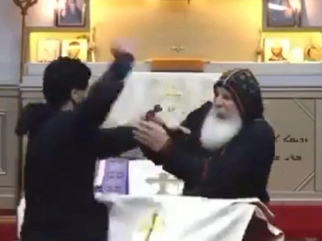 Νέα επίθεση στο Σίδνεϊ - Άγνωστος μαχαίρωσε ιερέα την ώρα που κήρυττε σε live μετάδοση, δείτε βίντεο
