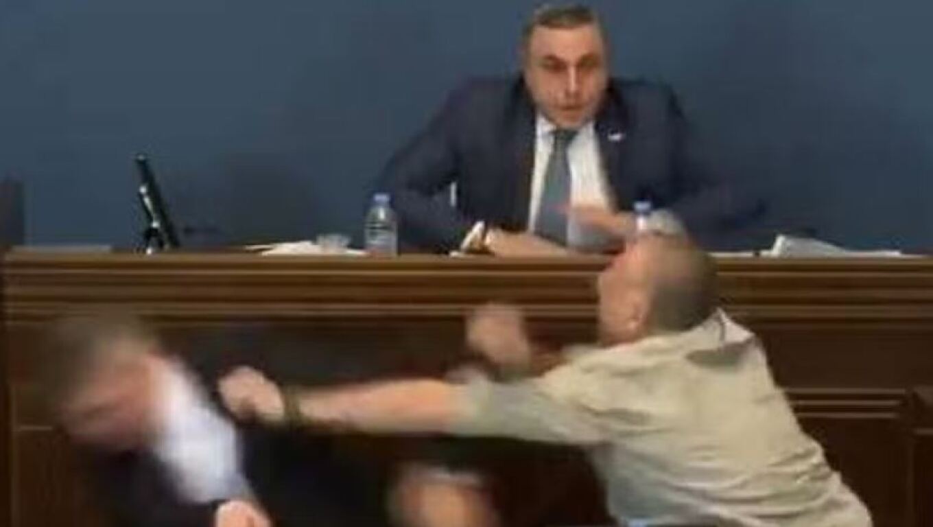 Σε ρινγκ μετατράπηκε το κοινοβούλιο της Γεωργίας: Βουλευτής ορμάει σε άλλον στο βήμα και αρχίζει να τον χτυπά