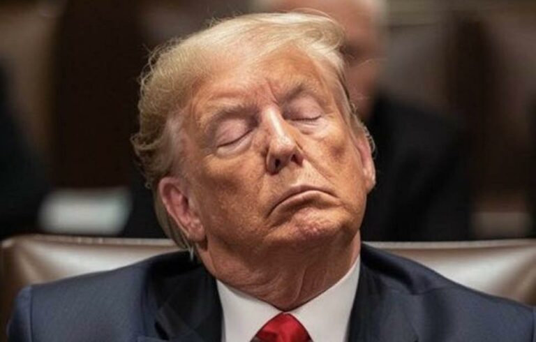 Viral η εικόνα του κοιμισμένου Τραμπ στο δικαστήριο