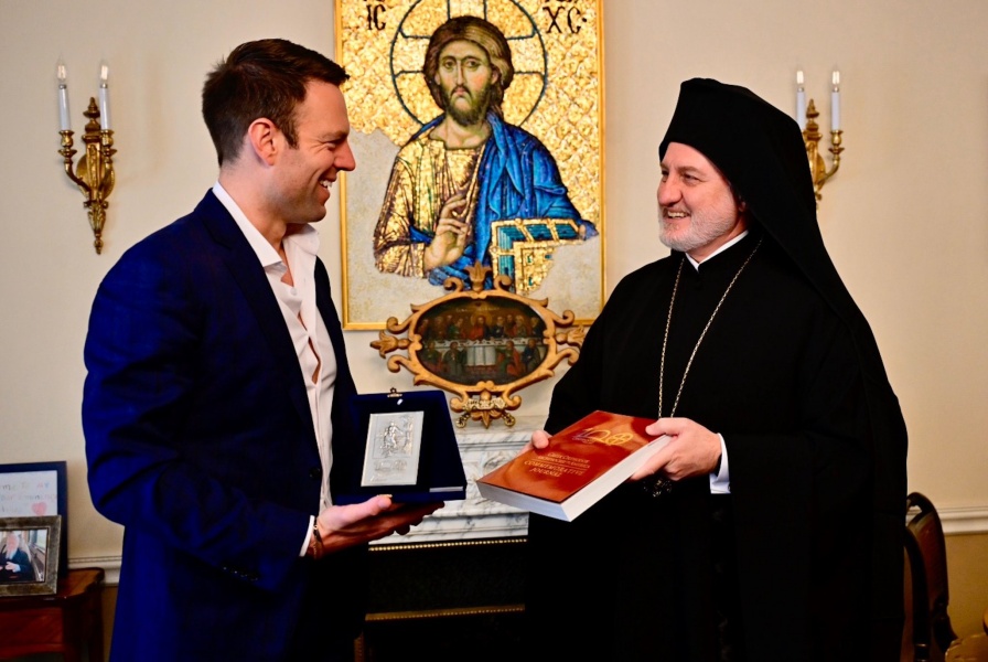 Στέφανος Κασσελάκης: «Όταν βαφτίστηκα, ένας Σταυρός σχηματίστηκε στο νερό από το λάδι» - Τι είπε ο παπάς στους γονείς του