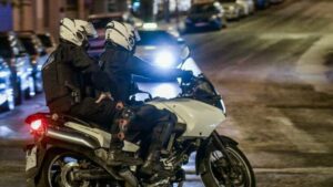 Επεισοδιακή καταδίωξη τα ξημερώματα στο κέντρο της Αθήνας - 20χρονος οδηγός επιχείρησε να παρασύρει αστυνομικούς