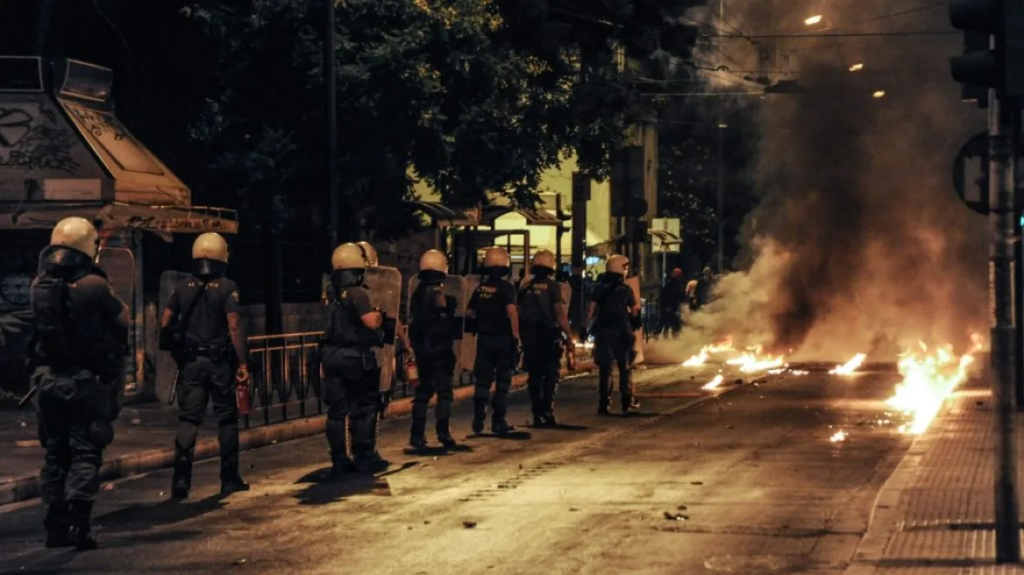 Εξάρχεια: Κουκουλοφόροι επιτέθηκαν με βόμβες μολότοφ και πέτρες σε αστυνομικούς