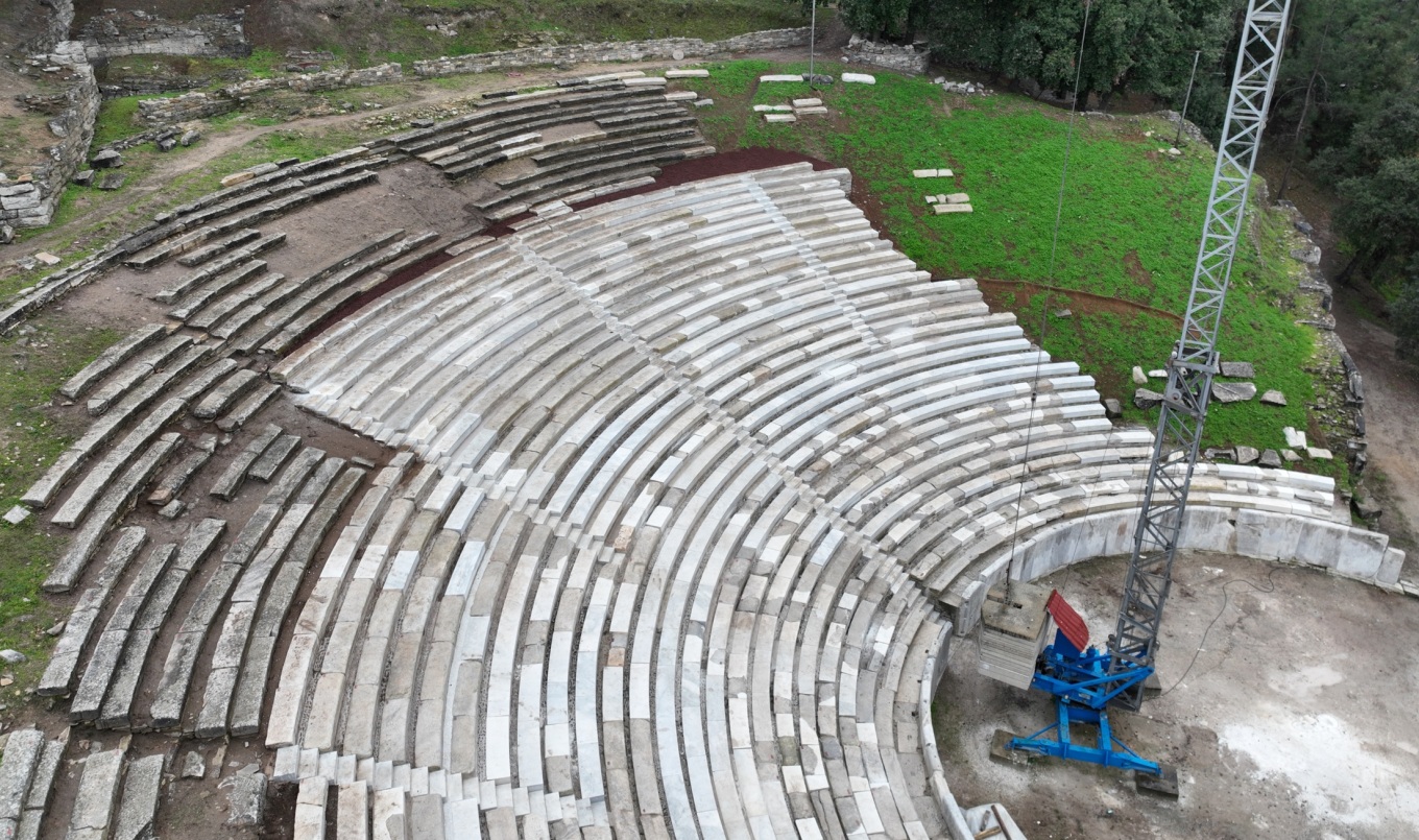 Θάσος: Το αρχαίο θέατρο αποκαταστάθηκε μετά από 11 χρόνια με το φημισμένο λευκό μάρμαρο του νησιού