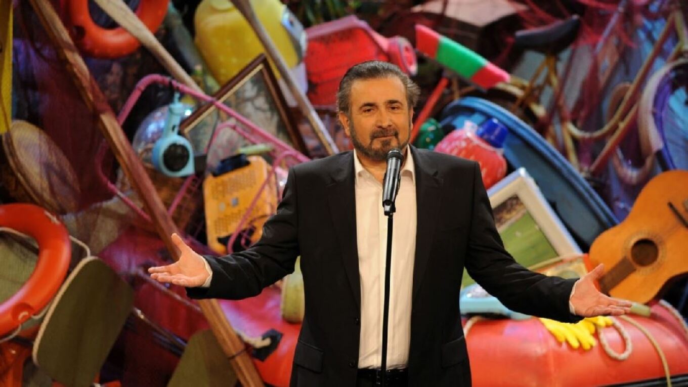 Λάκης Λαζόπουλος: Στήνει το «Αλ Τσαντίρι Νιουζ» στο θεατρικό σανίδι