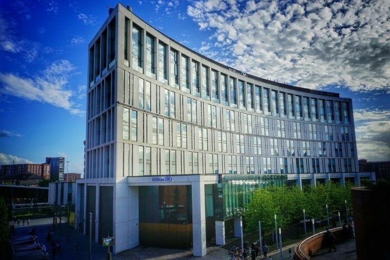 Hilton: Ανοίγει δέκα νέα resorts σε δημοφιλείς ευρωπαϊκούς προορισμούς – Ανάμεσά τους και η Ελλάδα