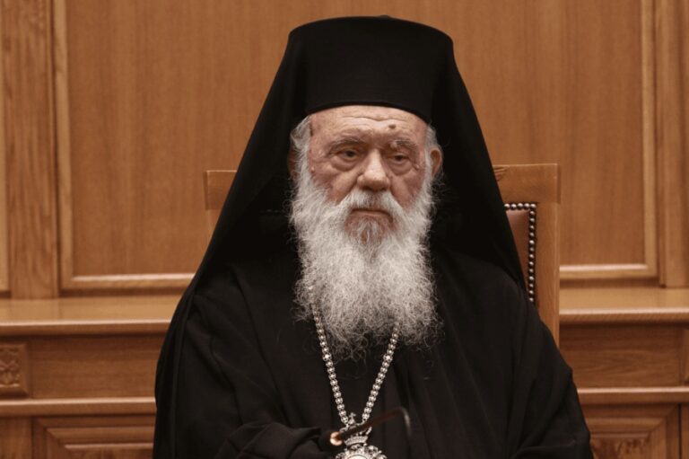 Αρχιεπίσκοπος Ιερώνυμος: Δεν θα κάνουμε ό,τι μας λέει ο Βελόπουλος και κάθε πολιτικός
